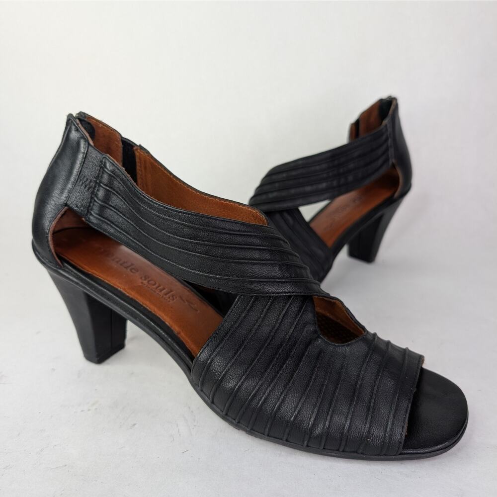 GENTLE SOULS KENNETH COLE BLACK LEATHER OSAKA RAMA - HEELED SANDALS 10M